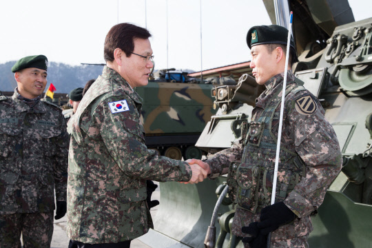 최종구 위원장은 유관기관 임원들과 4일 강원도 홍천군 육군 제11기계화보병사단을 방문해 위문금과 위문품을 전달하고 병사들을 격려했다./사진=금융위